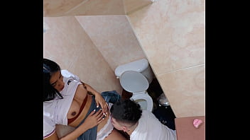 Jóvenes Estudiantes Follando Salvajemente En El Baño Del Instituto Y él Acaba En Su Boca (video Casero ExplÍcito)