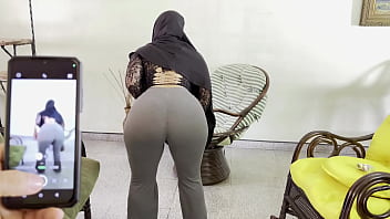 Instruyendo A Mi Madrastra árabe Musulmana A Menear Su Trasero Con Sensualidad