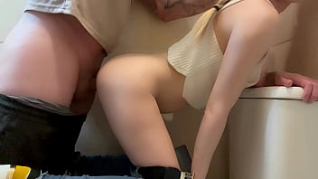 Mi Novio Me Lleva A Cenar Y Después Me Da Duro Por El Culo En El Baño Del Restaurante