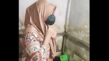 Berenang Dalam Kenikmatan Liar Di Bawah Pancuran Air Hangat
