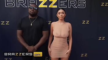 Violet Myers Flaunts Her Tight Little Asshole For The Paparazzi’s Hungry Eyes