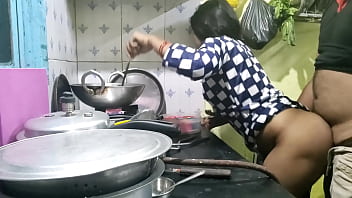 गांव से आई भोली नौकरानी को कुछ पता नहीं था, मालिक ने उसका भोलापन भुनाकर उसे बिस्तर पर लिटा दिया