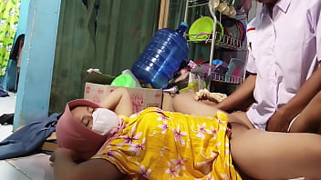 Diajak Ngentot Sama Ibu Tirinya Sebelum Berangkat Sekolah