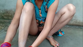 बाथरूम में गर्लफ्रेंड को दीवार से दबाकर उसके कपड़े फाड़कर ज़ोरदार चुदाई की