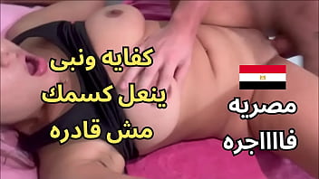عارية على البلكونة… ألعب بكسي على السور وأنا مثيرة… جارنا الشهواني شاهدني فانزل ليضاجعني بشهوة جامحة… كنت مستعدة له ولا أستطيع التحمل