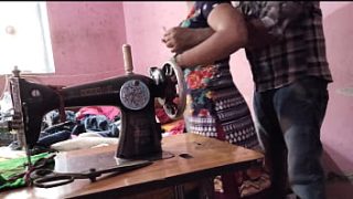 देसी भाभी की सिलाई करते हुए अंकल ने उसे बेड पर पटककर चोदा