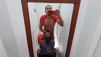 Mi Amiga Me La Está Mamando En El Baño Público
