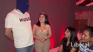 La Esposa Caliente Se Entrega A Un Soltero Mientras Su Marido Cornudo Mira, Transformándose En Una Hotwife Ardiente.