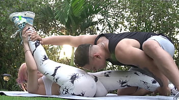 Instructor De Yoga Se Empotra A Una Fogosa Alumna Rubia En Plena Clase Privada