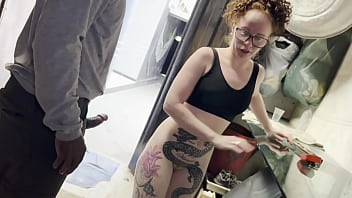 Esposa Safada Aproveitou Que O Marido Corno Saiu Pro Trabalho E Foi Conversar Peladinha Com O Pedreiro