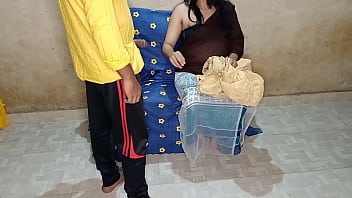 ससुराल में दामाद ने अपनी सासु माँ की चूत पहली बार फाड़ डाली, उसकी गीली योनि में अपना लंड घुसाकर जोर-जोर से चोदा और दोनों की आवाजें पूरे घर में गूंज उठीं