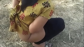 Mona’s Indian Aunty Unleashes A Wild Stream In The Open Air