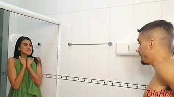 Ele Invadiu O Banheiro E Me Obrigou A Engolir Sua Piroca Enorme Até O Fundo Da Garganta Antes De Me Foder De Quatro Com Força