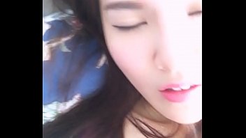 Cô Nàng Trung Quốc Nóng Bỏng Tự Sướng Với Viên Ngọc Lam Quyến Rũ