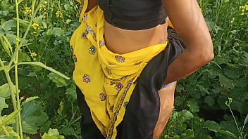 ममता सरसों के खेत में अकेली थी जब उसके पति ने मौका देखकर बाहर खुले में ज़ोरदार चुदाई की, हर आवाज़ साफ सुनाई दे रही थी