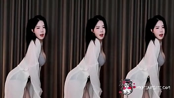 Seductive Korean Temptress Teases With A Sensual Blowjob Dance