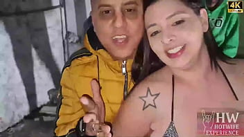 A Fogosa Casada Monica Lima, Deixa O Roupão Cair Para Receber Os Amigos Dotados Do Corno No Jogo De Futebol, Enquanto Ele Se Distrai No Banho, Ela Não Segura O Tesão E Abre A Buceta Suculenta Para Os Pirocudos Na Garagem De Casa.