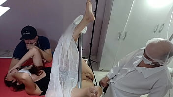 Esposa Exibe O Corpo Para O Exame E O Médico Fica Louco De Tesão