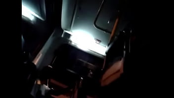 Primeira Vez No ônibus: Gemendo De Tesão No Banco De Trás