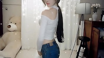 Seductive Asian Beauty Sways Her Hips In A Sultry Webcam Dance