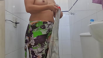 Deslumbrada Pela água Quente, A Morena Do Vilarejo Se Entrega Ao Prazer Enquanto Aguarda Ansiosamente O Toque De Seu Senhor