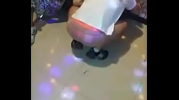 노래방에서 음란하게 팬티를 벗고 벌이는 야한 쇼