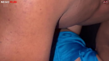 Esposa Safada Sentando No Pauzão De Um Dotado Enquanto O Corno Grava Tudo No Carro