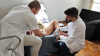 A Safada Foi No Ginecologista E Deu Para Os Dois Médicos No Consultório