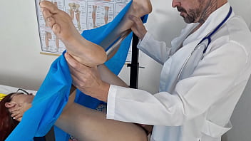 O Médico Me Examina E Acaricia Minha Buceta Molhada!