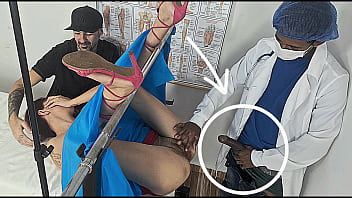 Fodida Pelo Médico De Pica Grossa Enquanto O Corno Assiste!