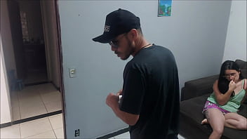 Nervosa E Aflita, A Dona De Casa Implora Ao Policial Que Não Leve Seu Marido, Oferecendo Seu Corpo Suado E Ardente Como Moeda De Troca.