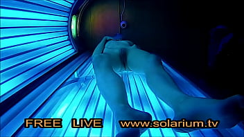Schlanke Schönheit Reibt Sich Geil Im öffentlichen Solarium Ab