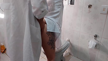 Enfermeira Safada Senta No Pauzão Do Doutor No Banheiro Do Hospital