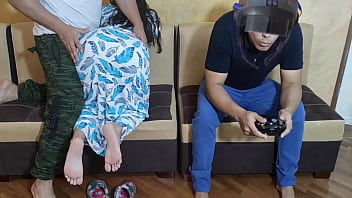 Deseo Que Mi Novio Se Meta En Sus Juegos De Realidad Virtual Para Poder Entregarme Al Enorme Miembro De Su Mejor Amigo En Un Sucio Engaño