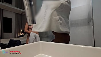 O Marido Corno Se Espreme No Canto, Babando Enquanto A Esposa Se Entrega Ao Banho Quente Com Um Pau Negro Enorme.