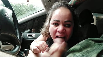 Mamando No Banco De Trás Do Peugeot