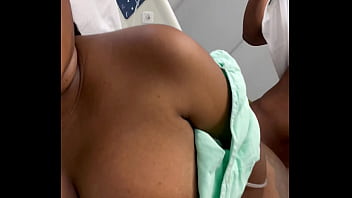 Médico Caliente Seduce A Su Paciente En La Sala De Examen