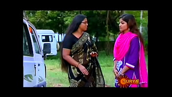 Saree-clad Mallu Starlet Lakshmi Priya Flaunts Her Tempting Navel Peek