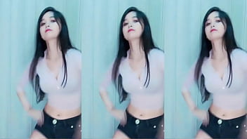 Cô Gái Trung Quốc Thoát Thân Gợi Cảm Trên Mái Nhà Rực Lửa