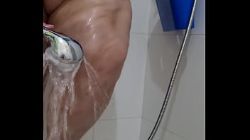 Marina La Ardiente, Chorreando Sensualidad Bajo La Ducha