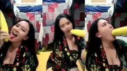 Berlian Ochi Menggoda Payudaranya Sambil Mengisap Timun Besar Yang Menggairahkan
