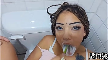 Follando A Mi Padrastro En El Baño, Mi Madrastra Casi Nos Pilla En Pleno Polvo