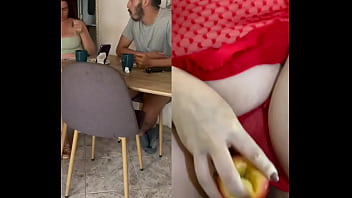 Después Del Primer Encuentro, La Madura Y La Jovencita Vuelven A Calentarse En El Comedor