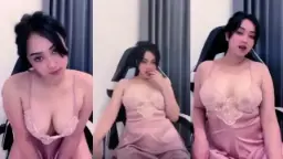 Dewi Tersanjung Dengan Lingerie Pink Yang Menggoda Dan Memikat