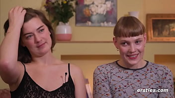 Feuchter Strap-on Spaß: Emma Und Amanita Verwöhnen Sich Gegenseitig