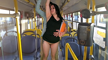 Aluna é Arregaçada No Banco De Trás Do ônibus Lotado