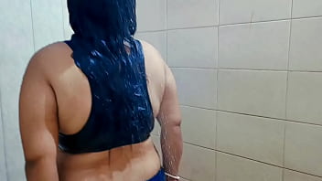 Uninhibited Newlywed Desi Bhabi’s Steamy Naked Bath