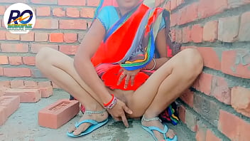 Desi Gaon Ki Bhabhi Ko Chodne Ka Maza, Sari Utarte Hue Chikhein Sunai Dein