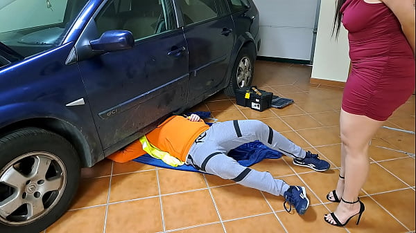 Mechanic’s Thick Load Fills A Desperate Housewife’s Dripping Cunt