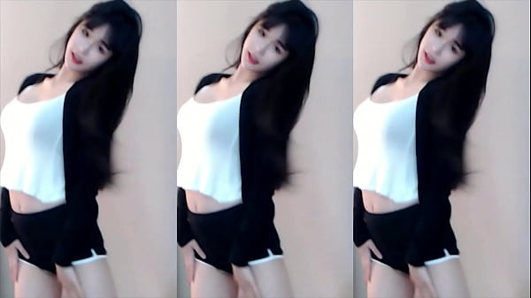 Cô Nàng Trung Hoa Phô Diễn Thân Hình Nóng Bỏng Trên Tàu Lượn Siêu Tốc